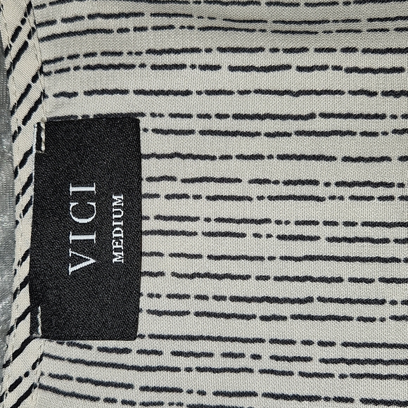 Vici Flutter Sleeve Off White and Black Blouse. Size Medium. Excellent condition - Picture 3 of 7